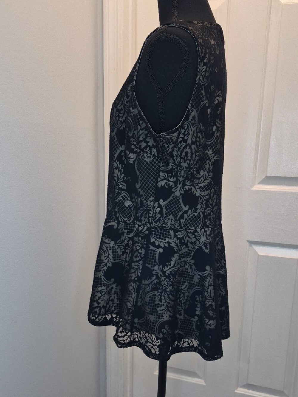 T10- Sleeveless Black and Taupe Lace-Pattern Peplum Top - sz L - Picture 5 of 13